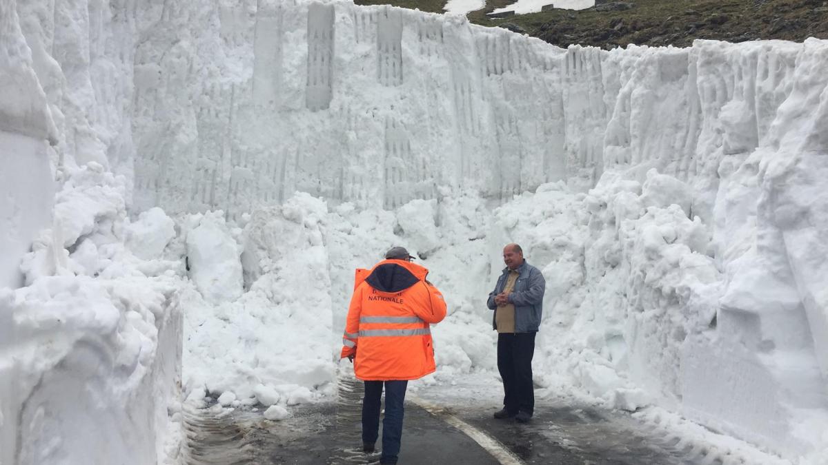 imagini de acum din romania zapada de 5 metri echipajele se lupta cu nametii chiar acum