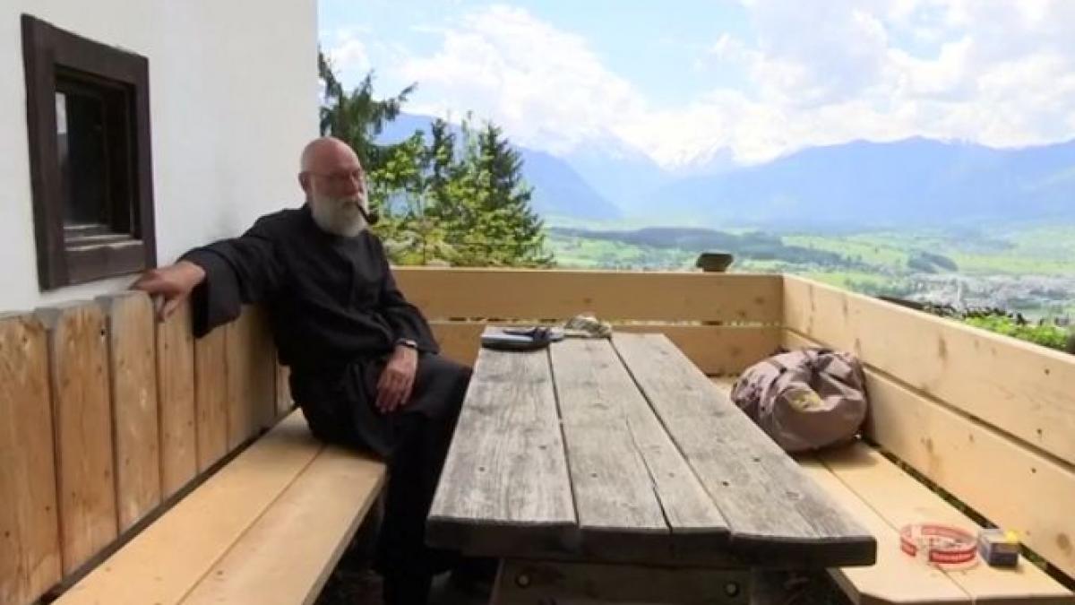 a renuntat la civilizatie si s a retras in munti acum mii de pelerini ii calca pragul pentru cateva