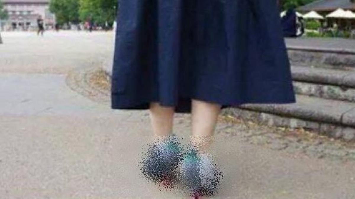 aparitie socanta pe strada oamenii intorceau capul dupa ea si nu le venea sa creada ce purta