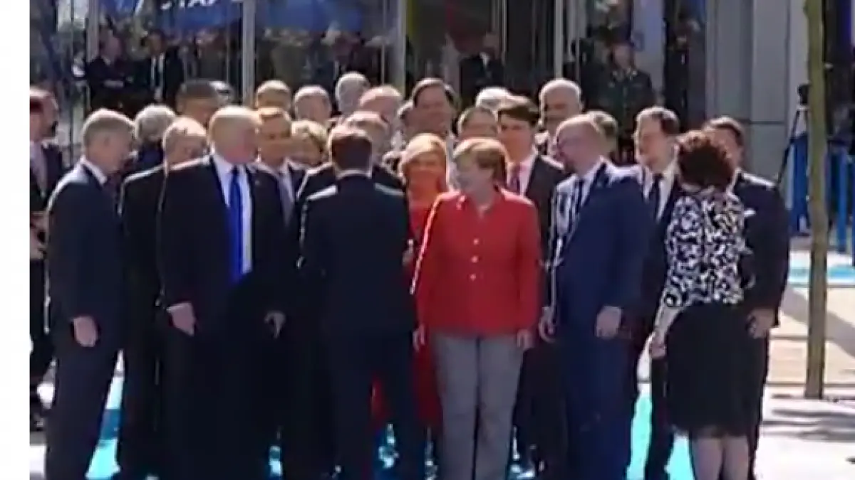 emmanuel macron a parut sa il ignore pe trump la summitul nato de la bruxelles video