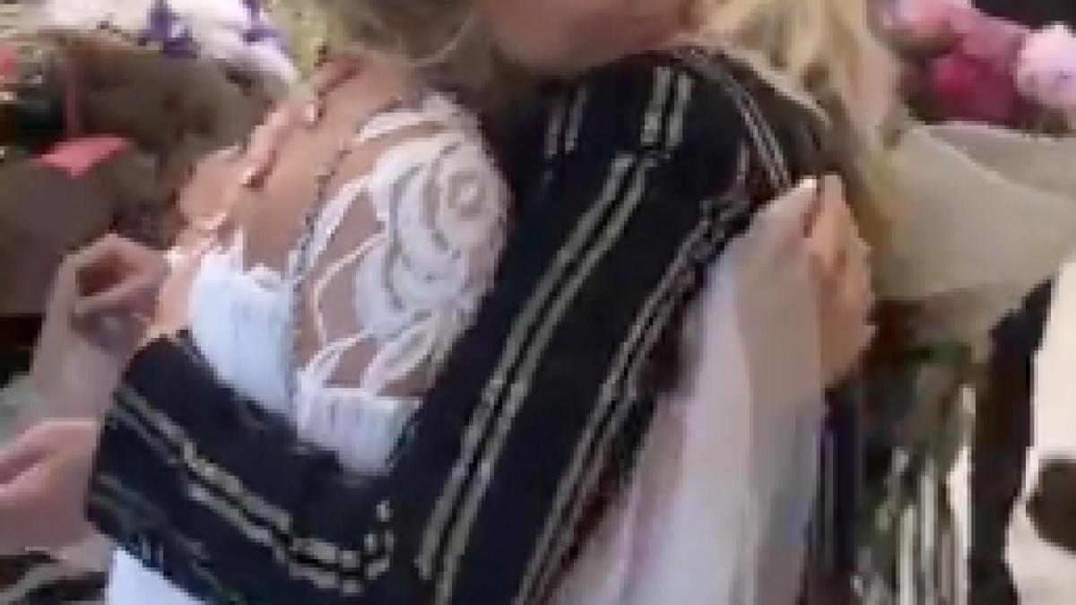 sora deliei s a casatorit astazi cum s a imbracat artista la cununia civila video