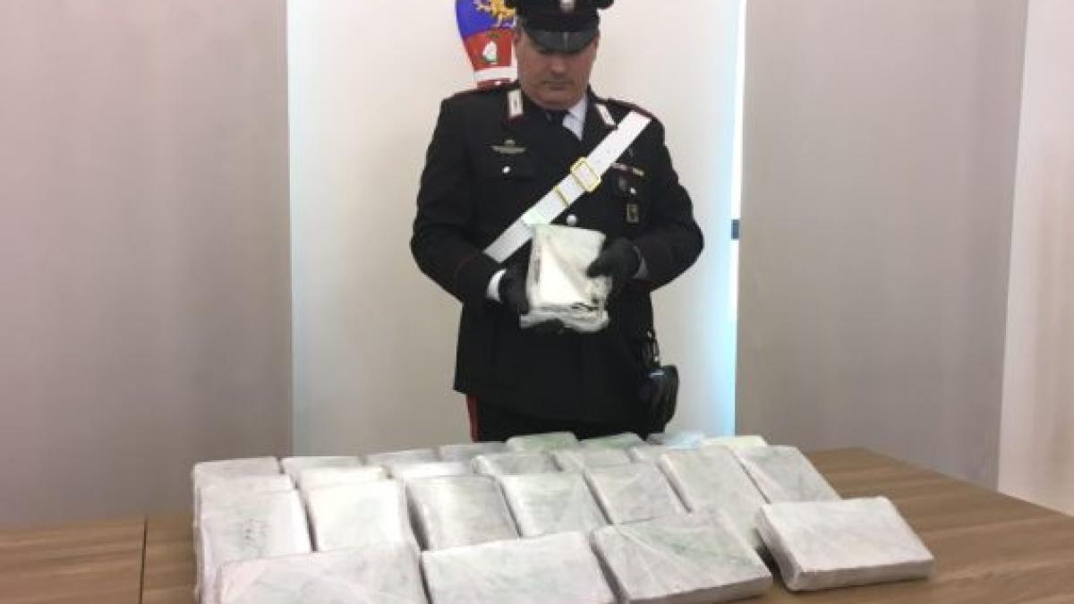 o romanca din italia a fost prinsa cu 32 de kilograme de cocaina