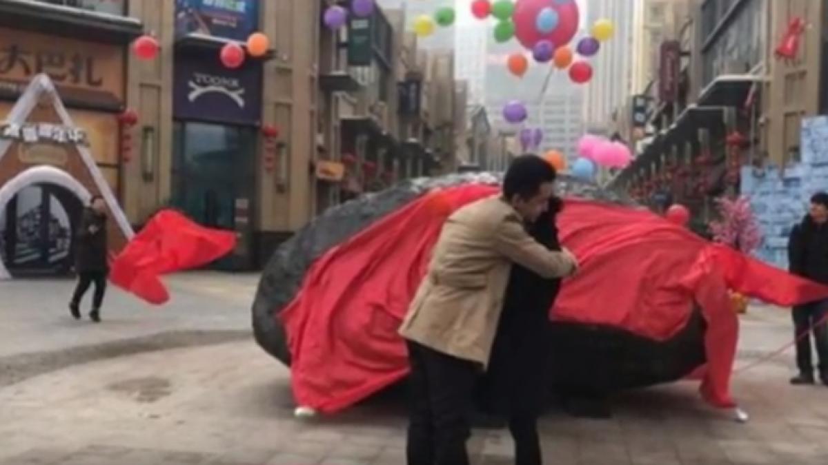 cadou inedit de logodna o tanara a fost surprinsa cu un meteorit de 33 de tone video