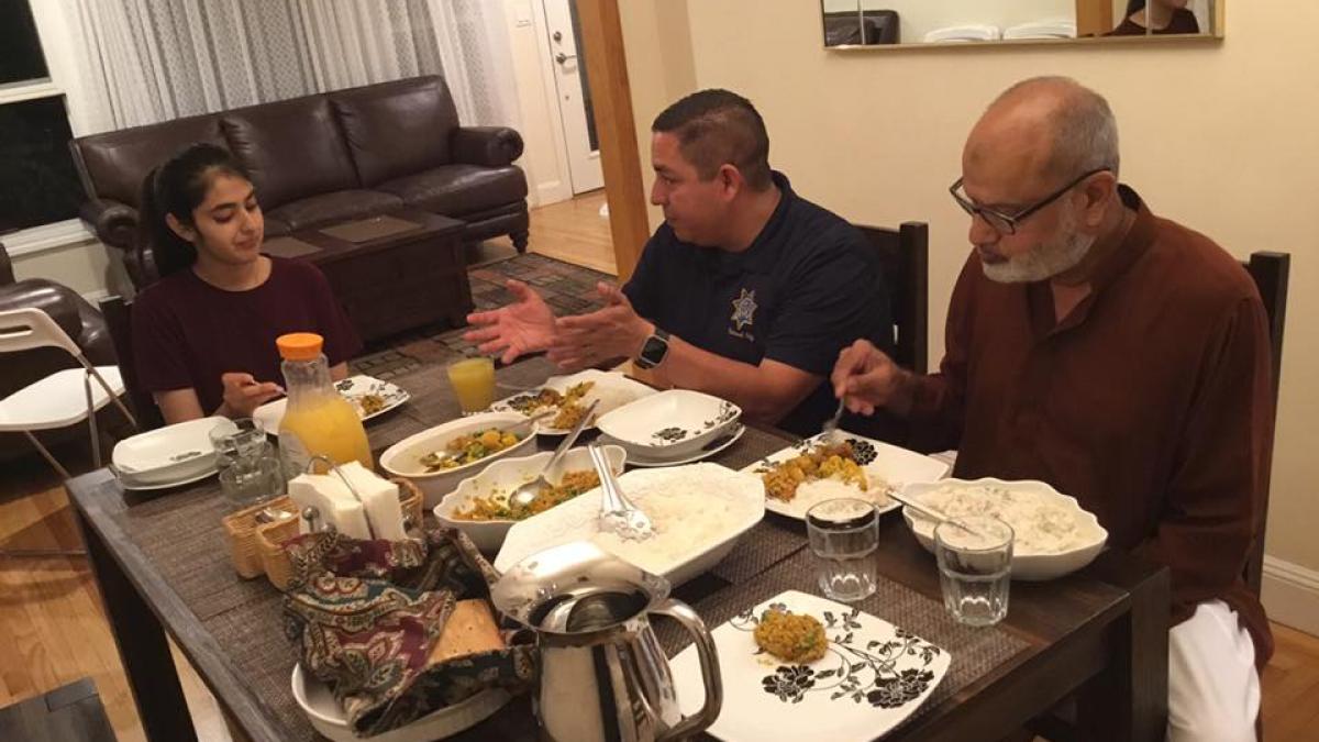 o tanara musulmana a invitat mai multi crestini la masa la ea acasa incredibil ce s a intamplat la