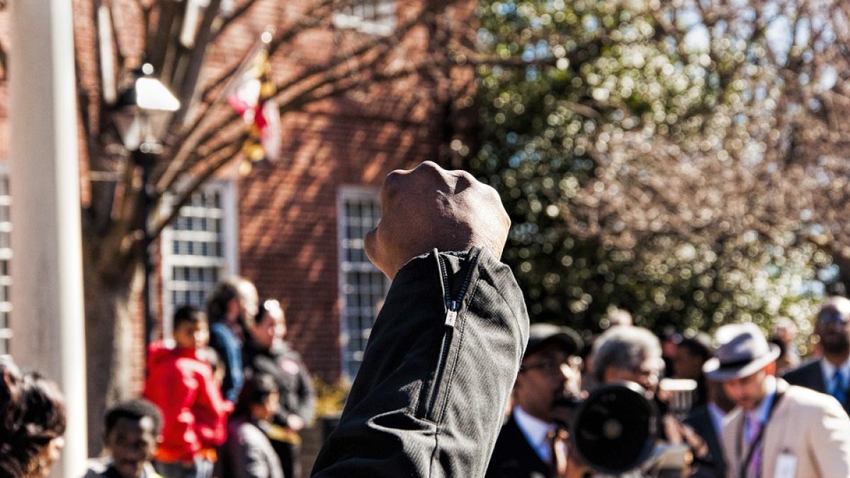 peste 100 de oameni otraviti cu un praf alb la un miting al opozitiei din albania