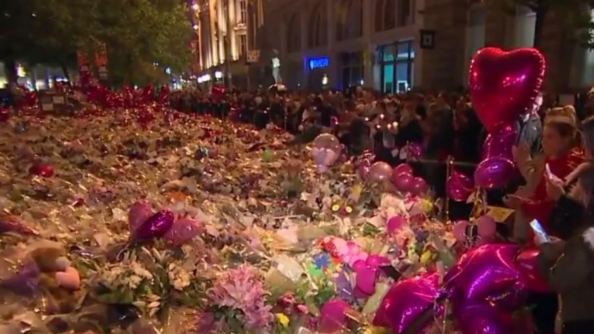 sute de oameni au adus un omagiu victimelor de la manchester la o saptamana dupa atac video