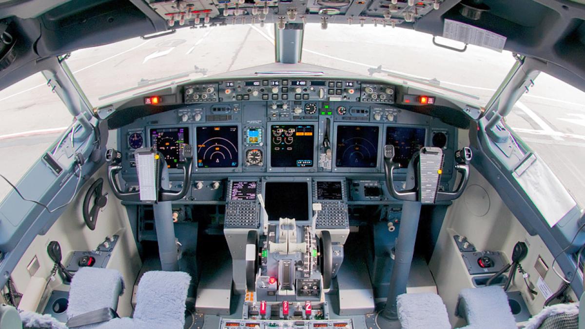 a doua aeronava boeing 737 800 din flota tarom botezata marea unire aterizeaza miercuri pe