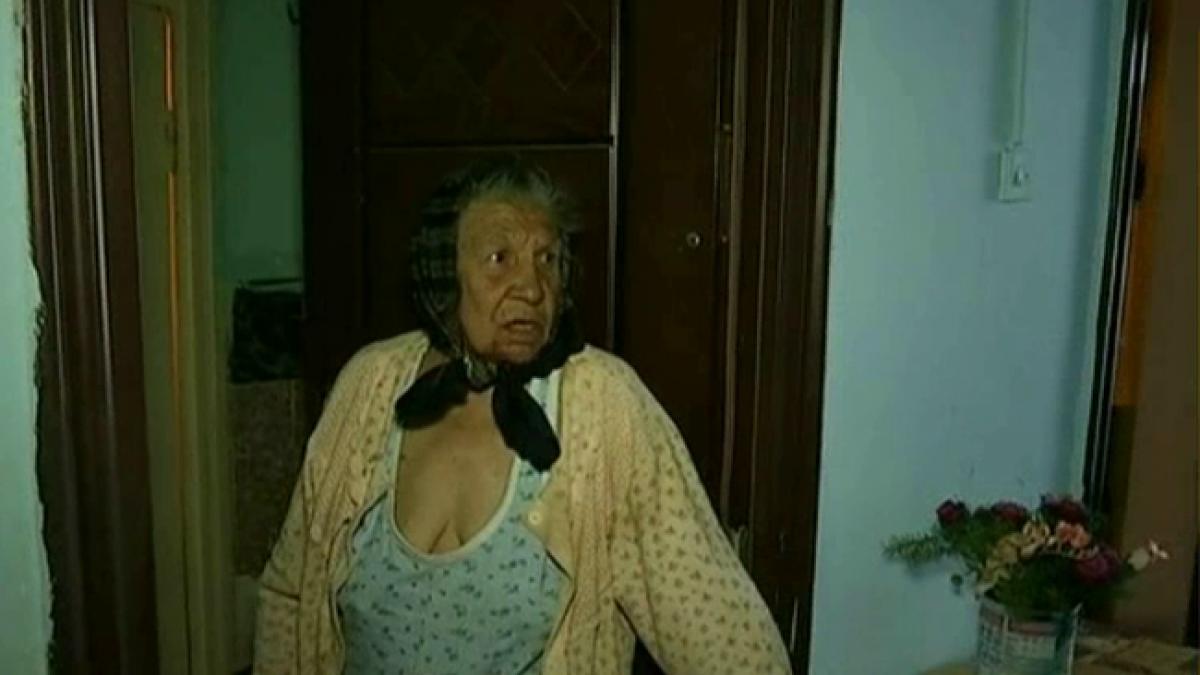 oamenii dintr un bloc din bucuresti terorizati de o vecina cad viermii de la ea din casa ne mananca