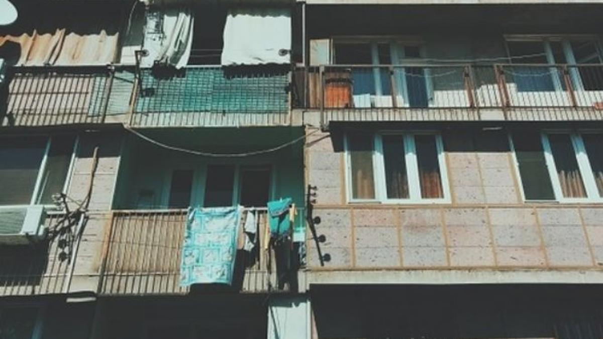 un barbat din neamt s a aruncat de la etaj a murit pe loc