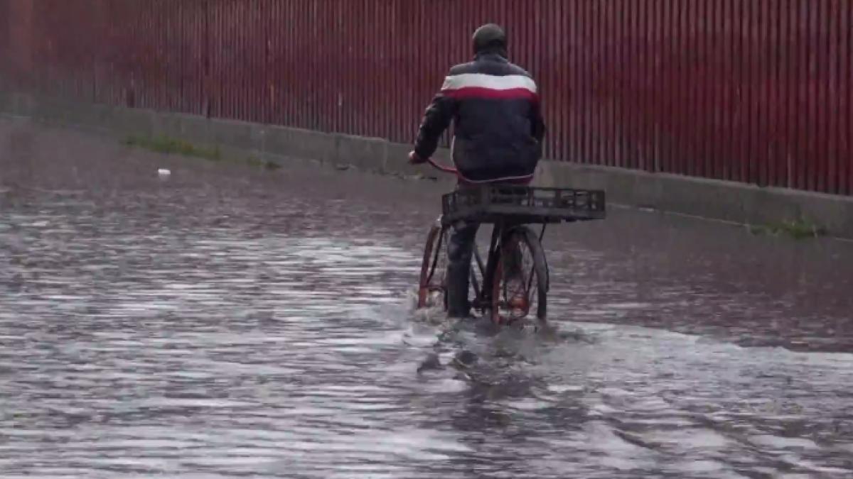 inundatiile au facut ravagii in moldova doua persoane au murit in urma unei viituri din bacau video