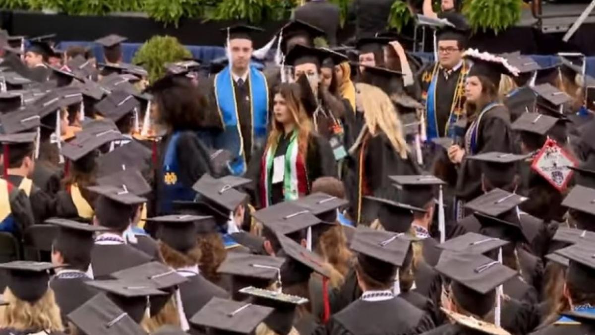 o universitate de prestigiu a cerut studentelor sa poarte decolteu la absolvire