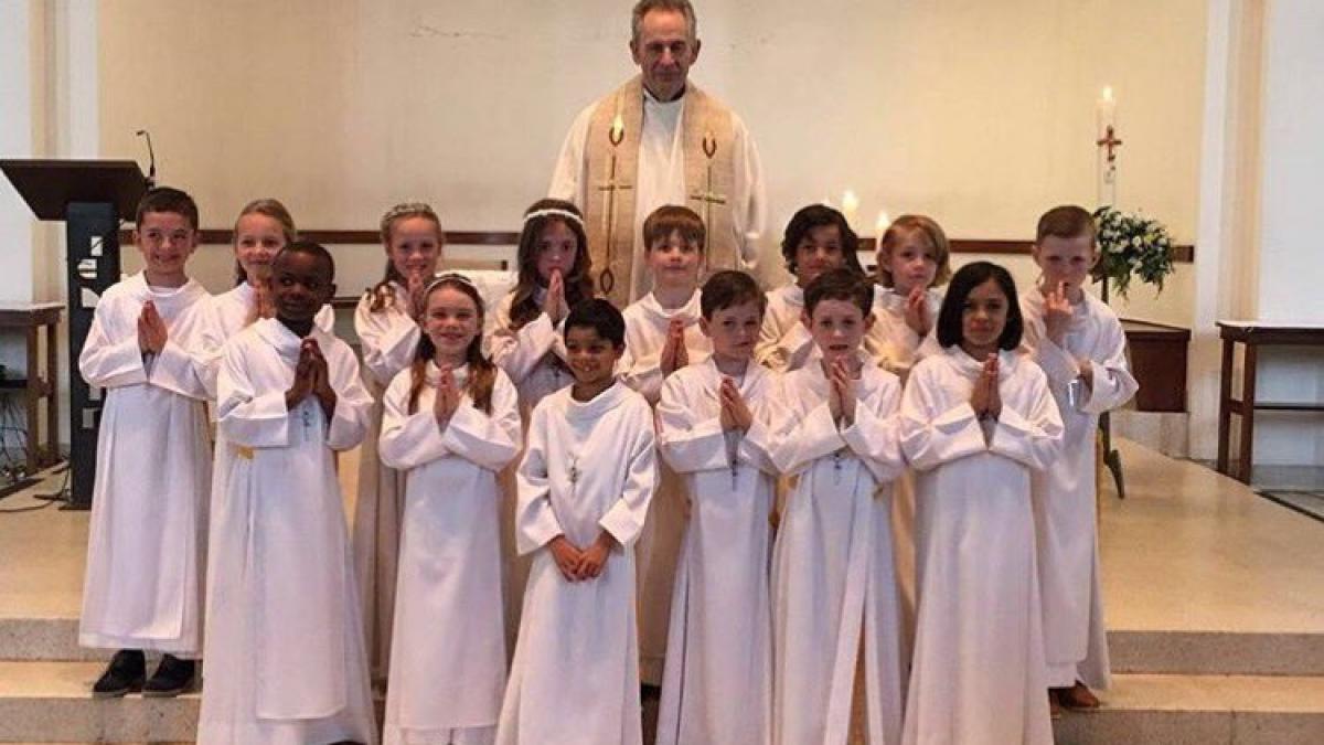 pare un grup adorabili de copii dar un detaliu strica toata imaginea ti ai dat seama