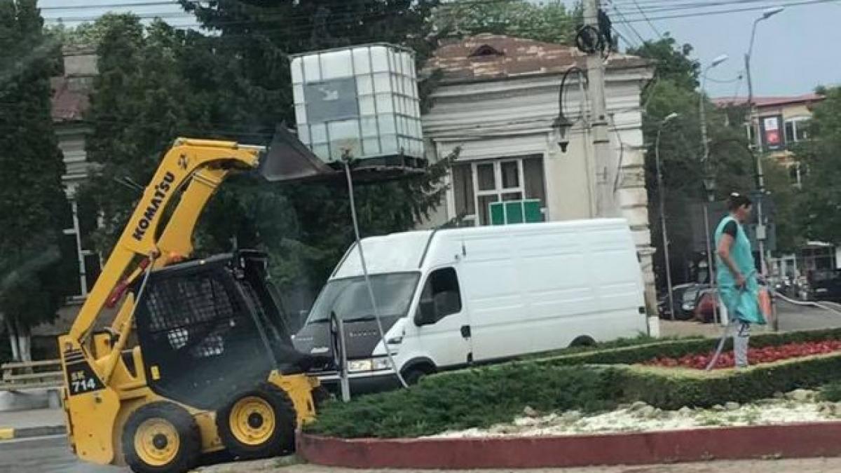 situatie bizara intr un oras din romania panselute udate cu buldoexcavatorul