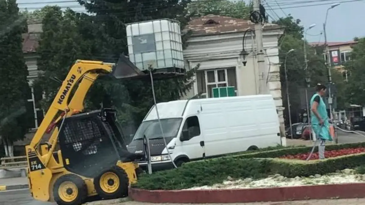 situatie bizara intr un oras din romania panselute udate cu buldoexcavatorul