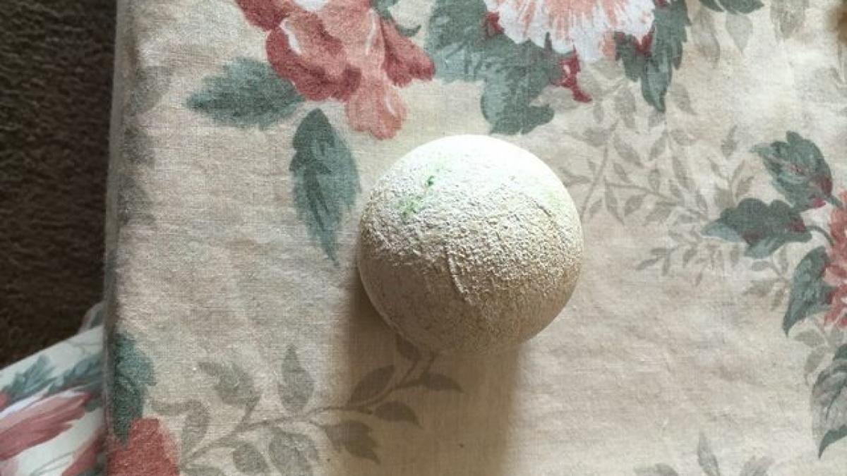 a descoperit pe masa bunicii o piatra pe care batrana o tinea acolo de opt ani cand s a uitat mai