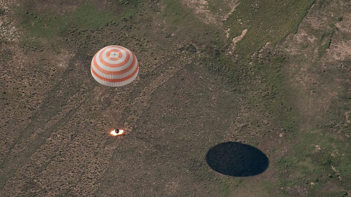 astronautii thomas pesquet si oleg novitski s au intors cu bine pe pamant