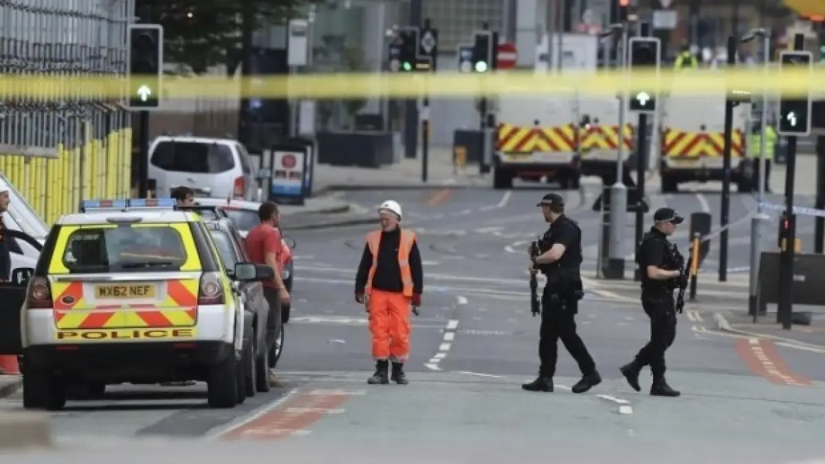 continua cercetarile in cazul atacului din manchester politia a evacuat o zona din centrul orasului