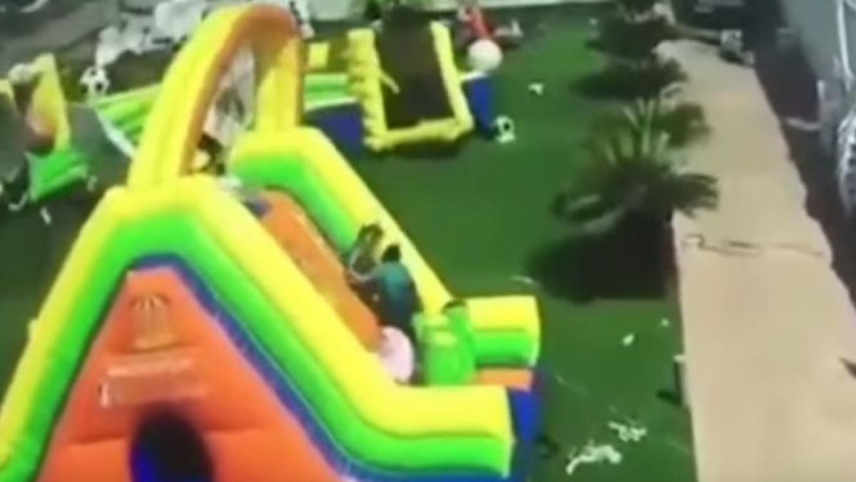 incident socant surprins de camerele video un castel gonflabil in care se jucau mai multi copii a