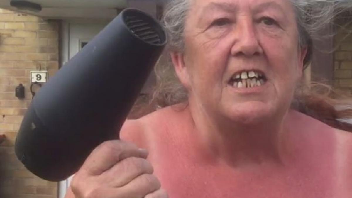 o femeie sta cu uscatorul de par in mana zilnic in fata casei veti rade cu lacrimi cand veti afla