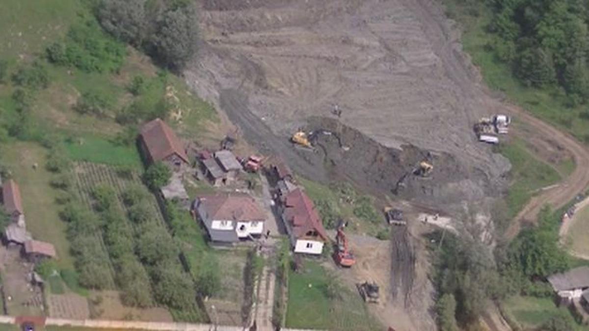 situatie dramatica in valcea oameni evacuati din cauza unei alunecari de teren