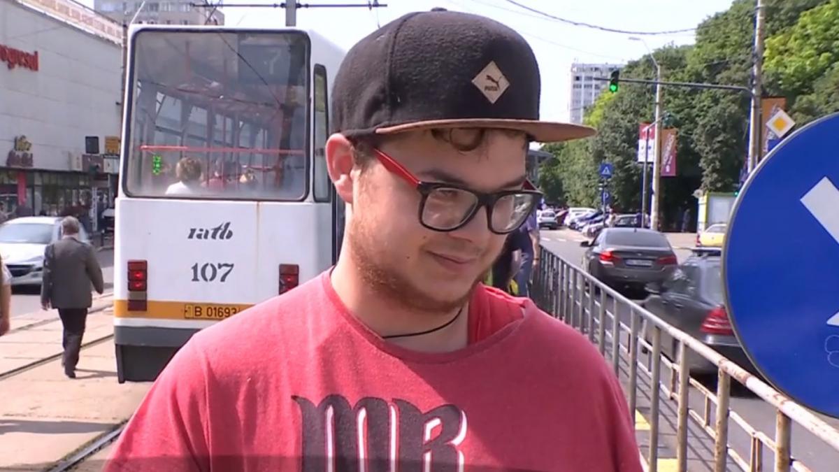 un tanar bucurestean s a ales cu umarul dizlocat de controlorii ratb pentru ca nu avea bilet