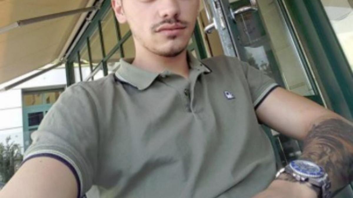 un tanar din targu jiu si a tatuat coloana infinitului a stat cinci ore in salonul de tatuaje foto