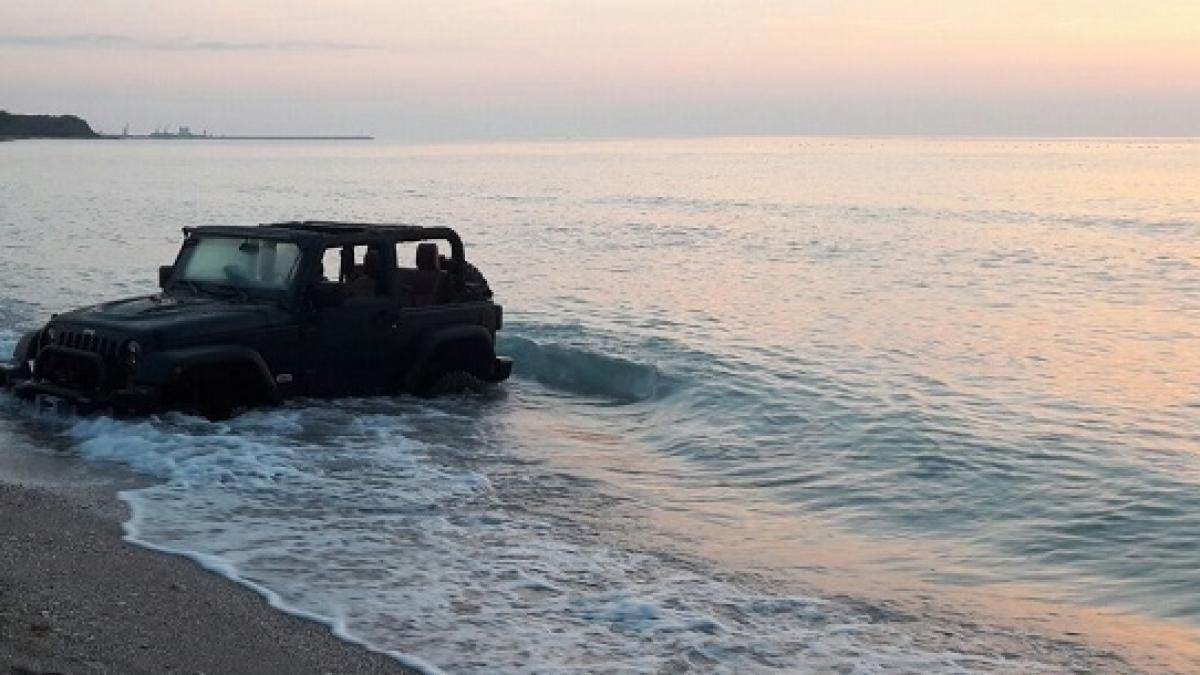 amenda de 10 000 de lei pentru un sofer care a intrat cu masina in mare imagini de pe plaja din