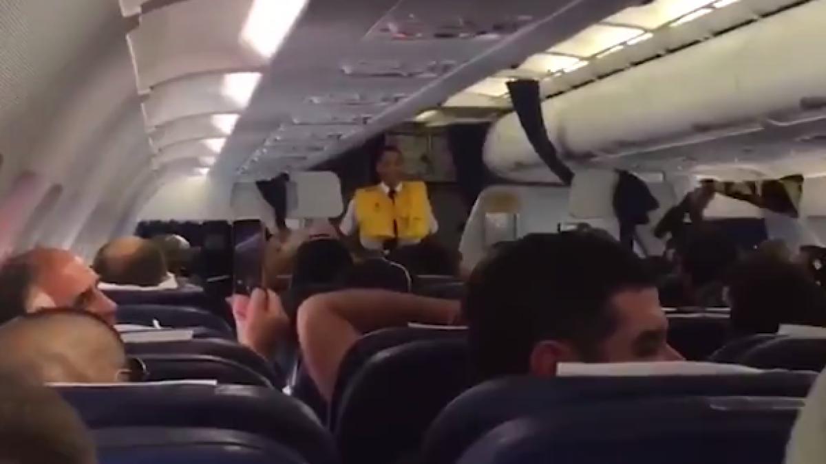 fanii care merg spre finala champions league s au facut remarcati in avion ce canta suporterii video