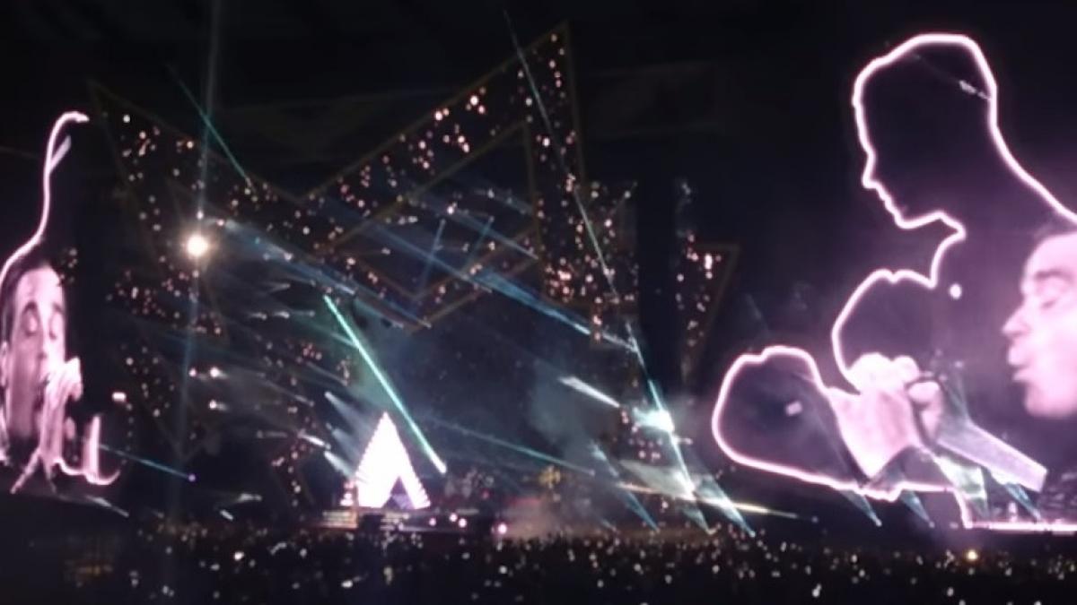 robbie williams a inceput sa planga pe scena la manchester