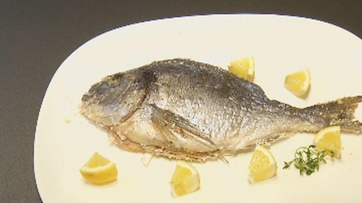 dorada la cuptor in crusta de sare o reteta delicioasa si simpla