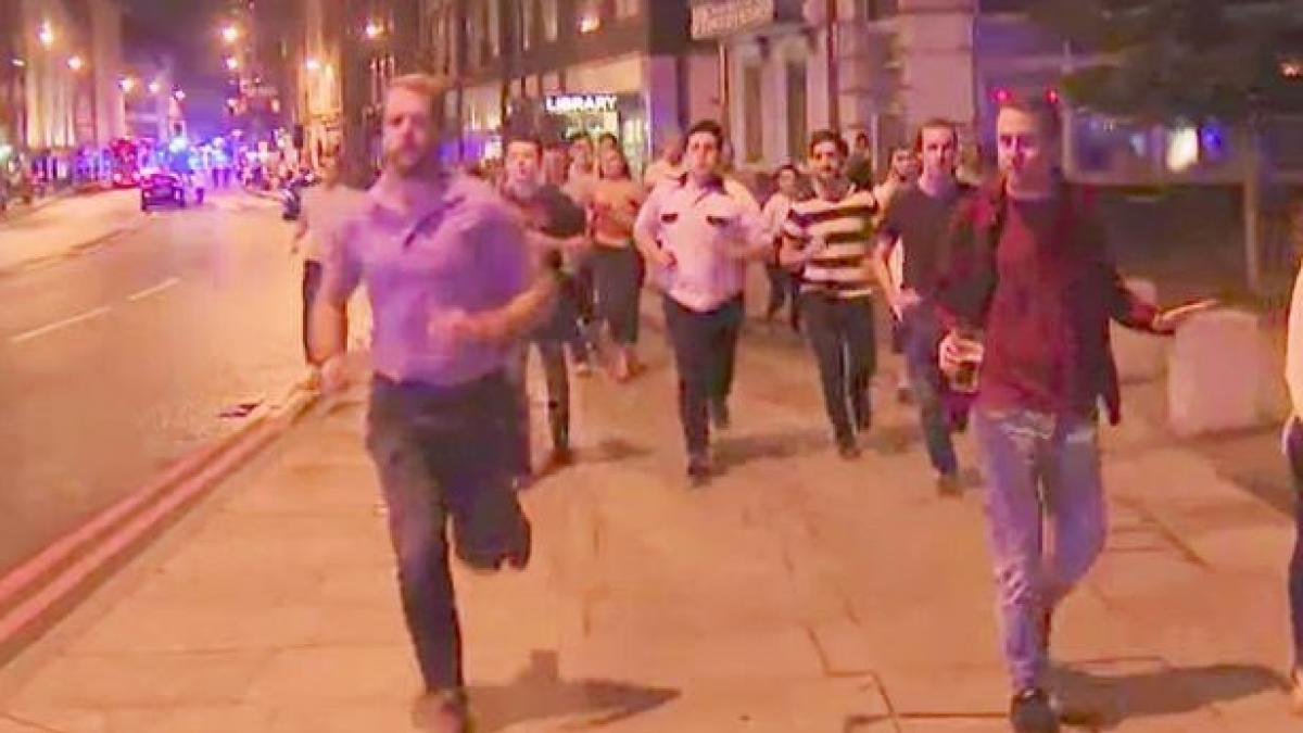imagine controversata de la atacul din londra un tanar fuge de teroare cu paharul cu bere in mana