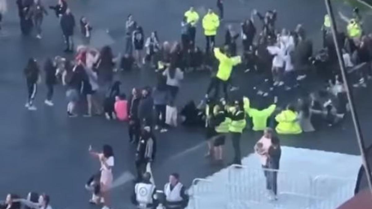 politistii au dansat impreuna cu fanii la concertul one love manchester
