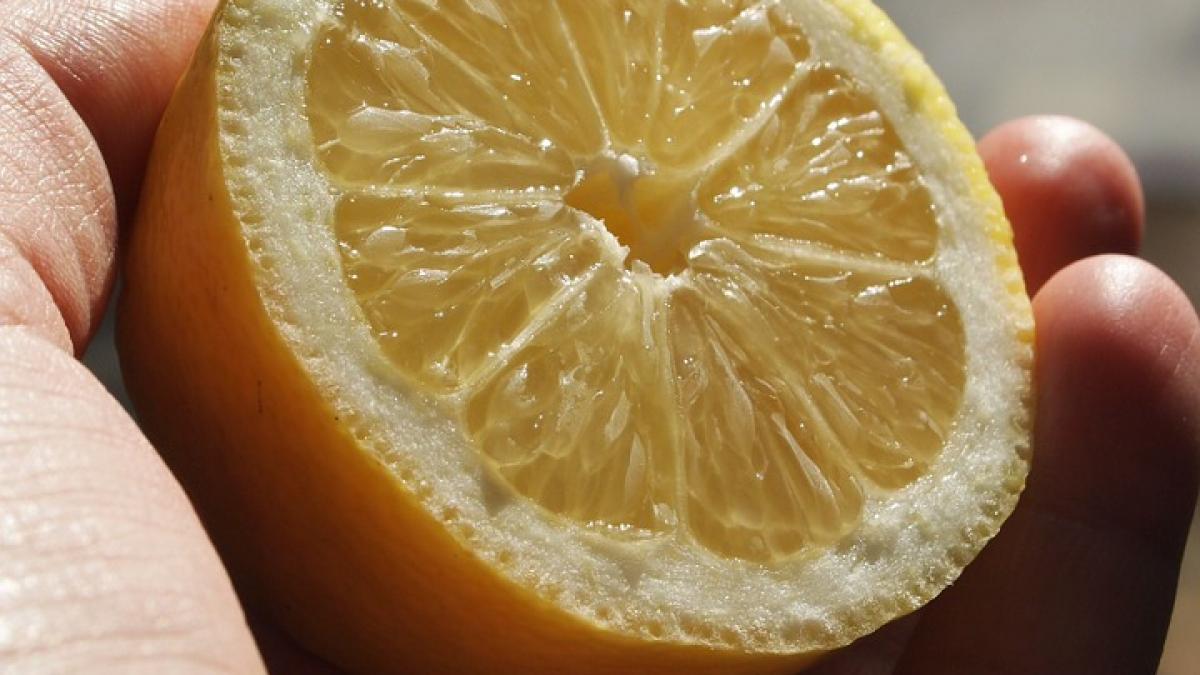 pune o jumatate de lamaie langa pat inainte de culcare ce se va intampla peste noapte