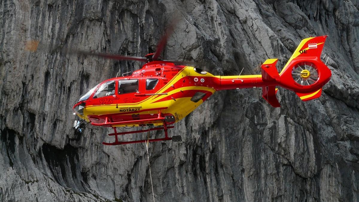 tragedie in alpi o alpinista si salvatorul ei au murit intr un accident stupid de elicopter