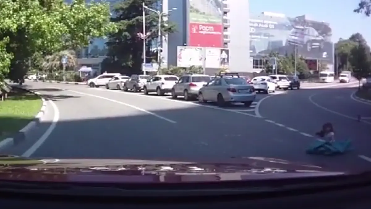 incident socant in trafic doi copii au cazut din portbagajul unei masini in fata altor automobile