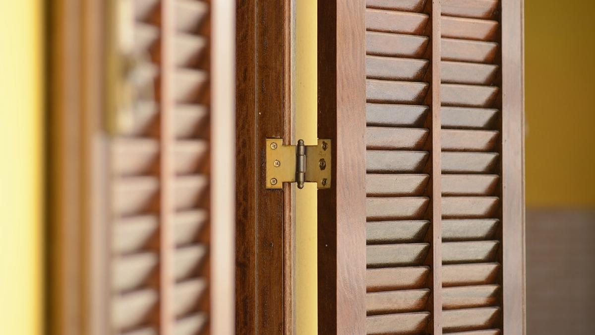 moment demn de cascadorii rasului i s a furat televizorul prin fereastra deschisa in timp ce se