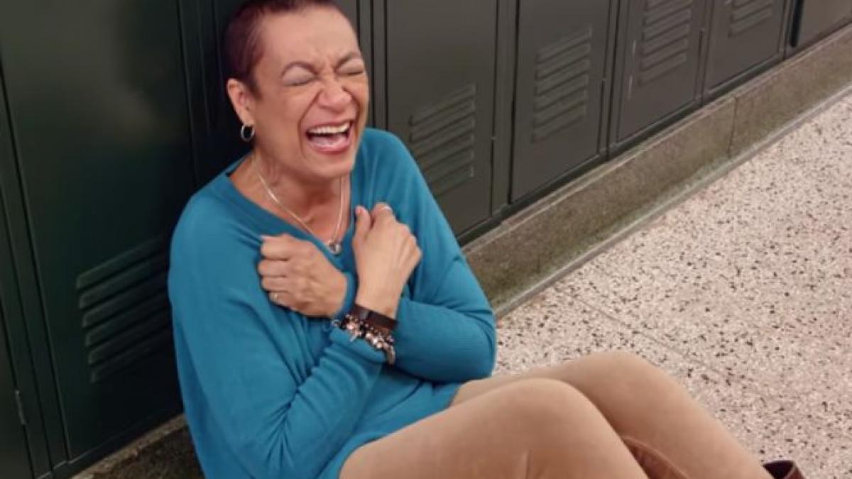 s a prabusit in fata elevilor sai si a inceput sa planga ce a patit profesoara video