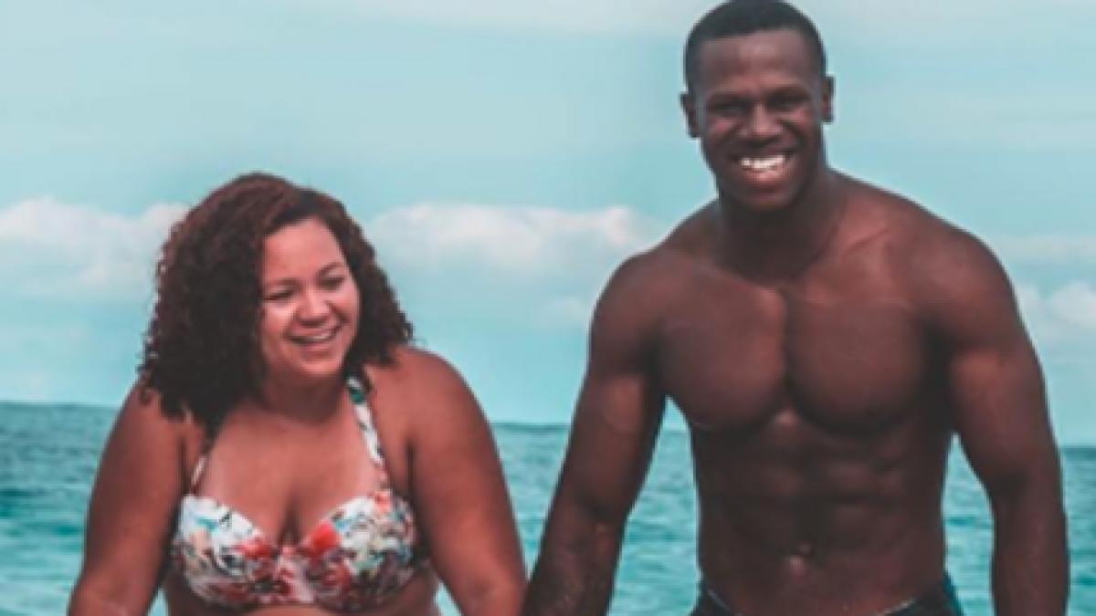 acest cuplu a mers la plaja si cineva le a facut o poza acum tot internetul vorbeste despre ei ce