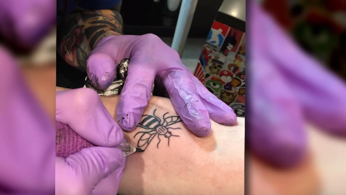 ariana grande s a tatuat in memoria victimelor de pe manchester arena ce reprezinta acesta video