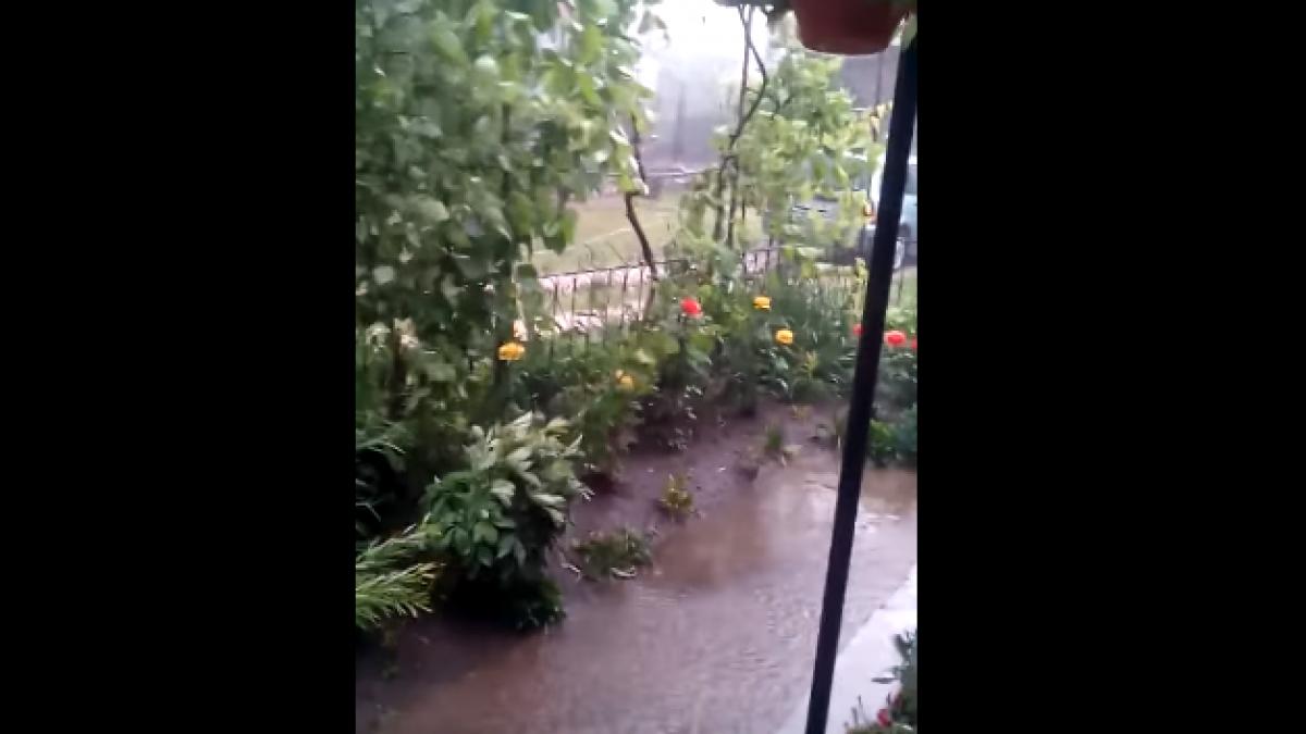 gospodarii si drumuri inundate dupa o ploaie torentiala si caderi de grindina video
