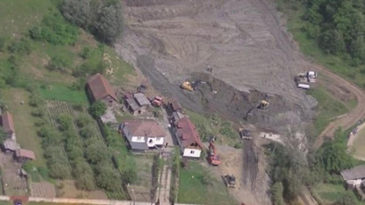 se iau masuri urgente in valcea mai multi oameni au fost evacuati din cauza unei alunecari de teren