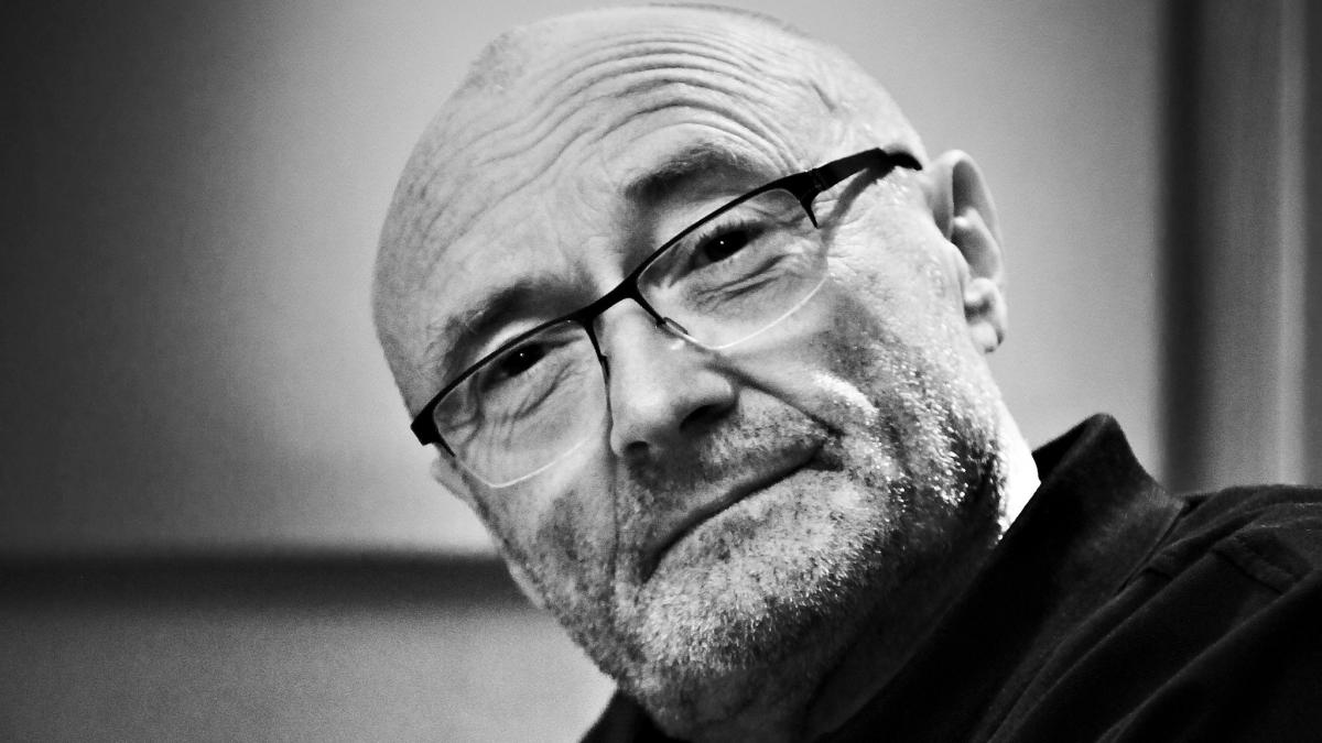 cantaretul phil collins dus de urgenta la spital
