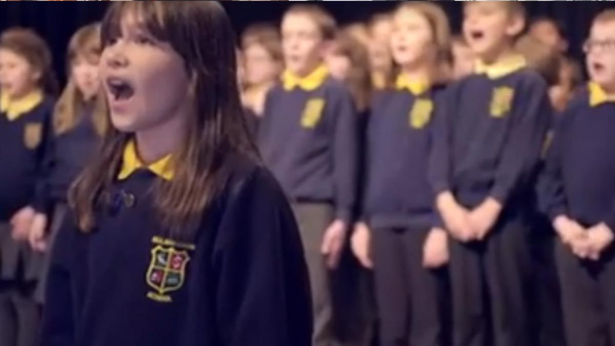 fetita asta canta dumnezeieste insa povestea ei te va impresiona pana la lacrimi nimeni nu si a dat