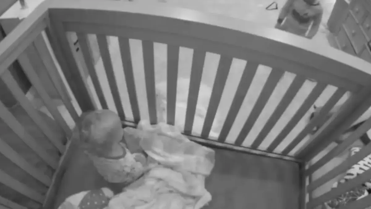 fratele mai mare a intrat in camera unde baietelul dormea in patut s a apropiat si parintii au
