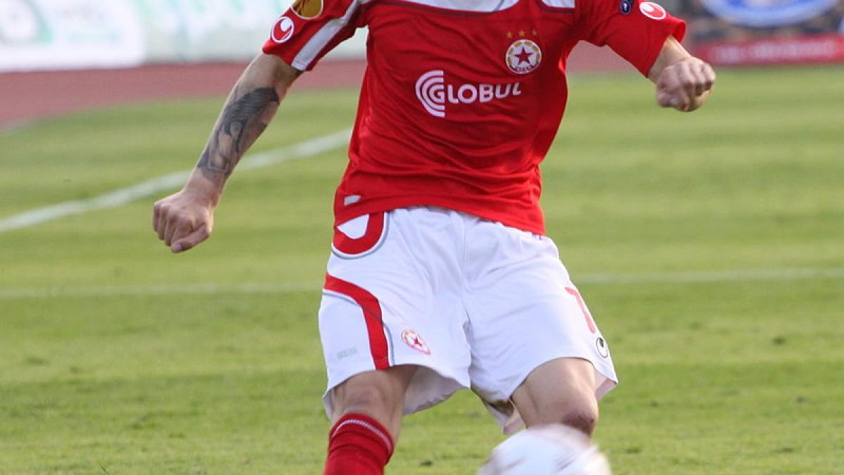 gest incredibil al unui fotbalist bulgar un suporter i a aruncat o doza de bere pe teren apoi