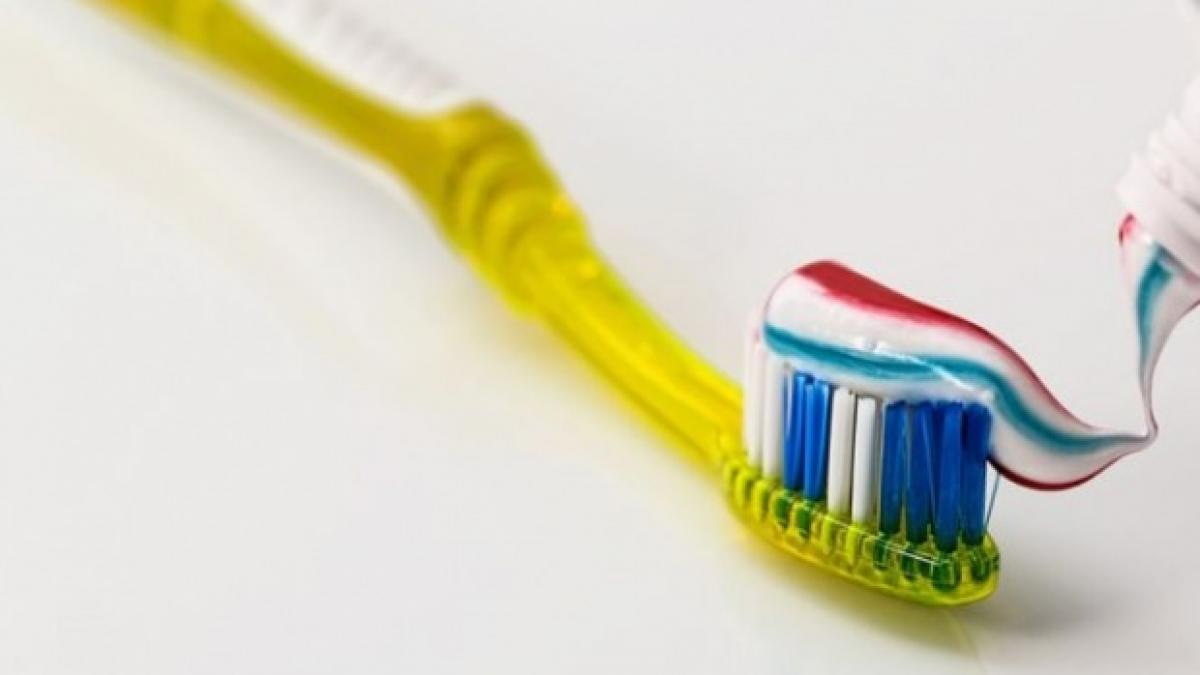 greseala pe care o facem atunci cand ne spalam pe dinti ne distruge dantura