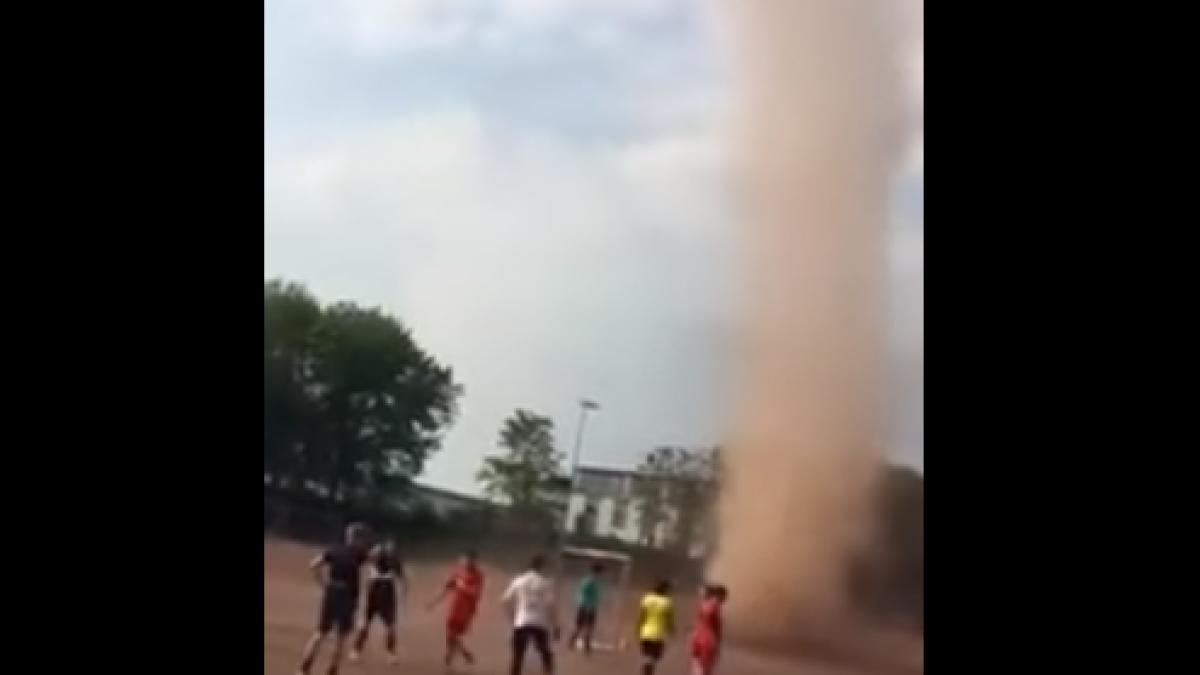 momente de panica in germania un meci de fotbal a fost oprit de o tornada video