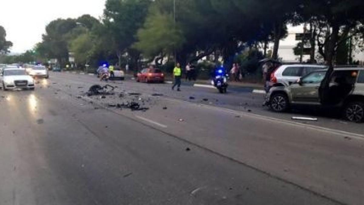o autospeciala de politie aflata in misiune s a rasturnat intr o intersectie accidentul a fost