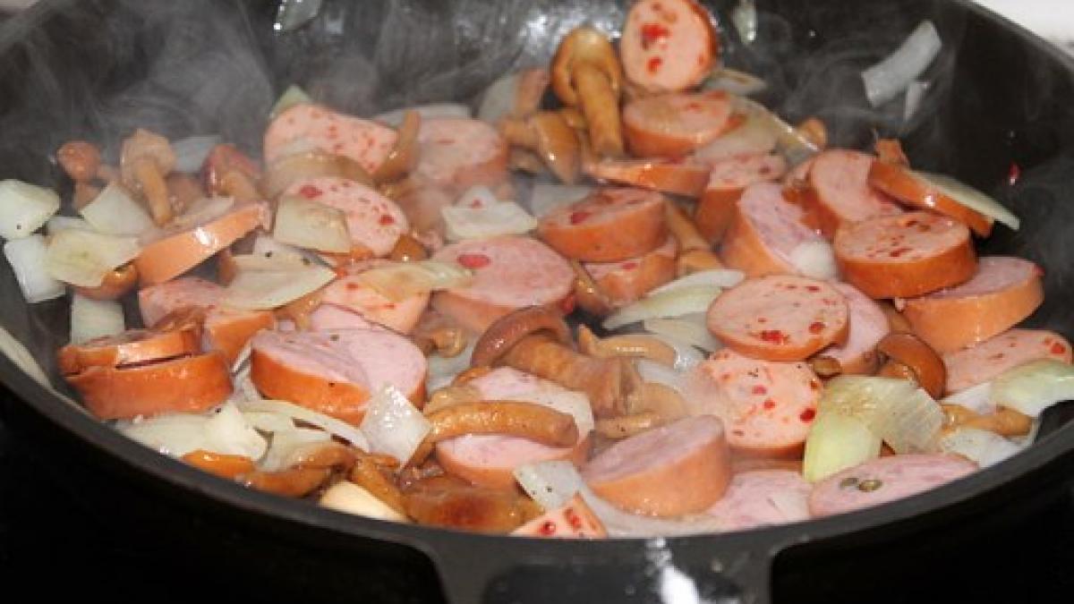 o femeie din botosani a cumparat carnati dintr un supermarket i a pus in tigaie si dupa ce i a