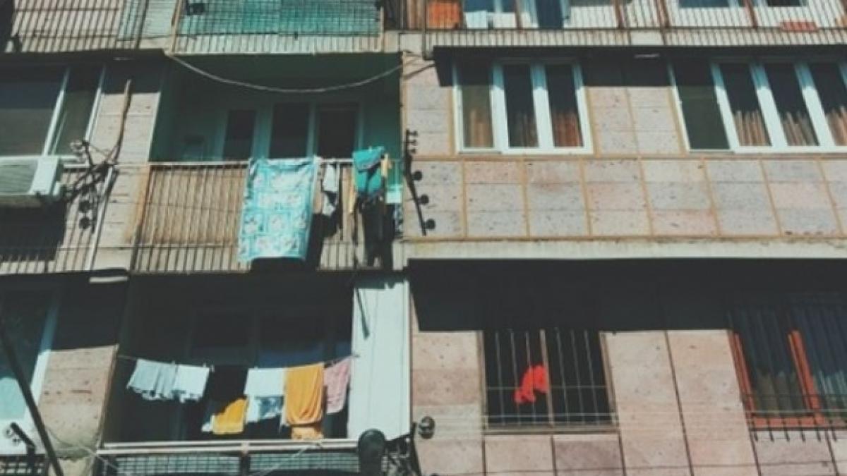 un copil de numai un an si jumatate a cazut de la etajul trei al unui bloc din suceava